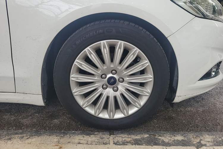 Used Ford Mondeo 2013 2.0L GTDi 200 Fashion Edition Right Front Wheel Hub