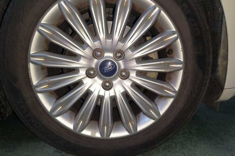 Used Ford Mondeo 2013 2.0L GTDi 200 Luxury Model Right Front Wheel Hub