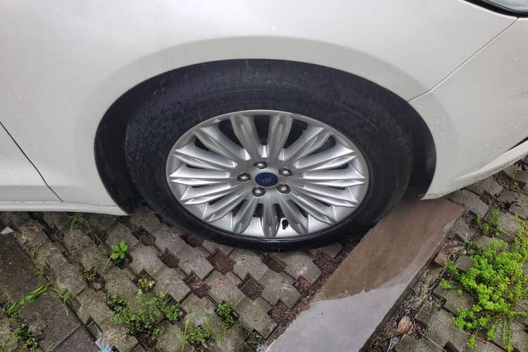 Used Ford Mondeo 2013 2.0L GTDi 200 Fashion Edition Right Front Wheel Hub