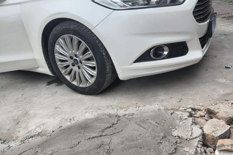 Used Ford Mondeo 2013 2.0L GTDi 200 Fashion Edition Right Front Wheel Hub