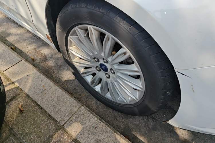 Used Ford Mondeo 2013 2.0L GTDi 200 Luxury Model Right Front Wheel Hub