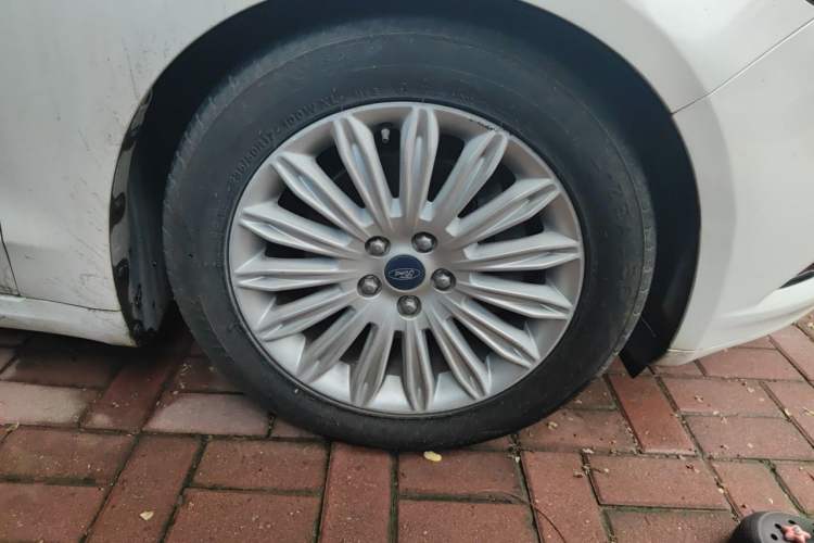 Used Ford Mondeo 2013 2.0L GTDi 200 Fashion Edition Right Front Wheel Hub