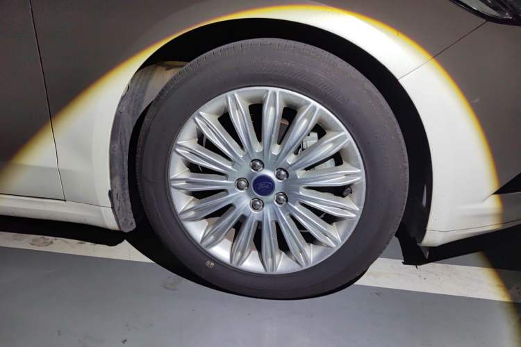 Used Ford Mondeo 2013 2.0L GTDi 200 Luxury Model Right Front Wheel Hub