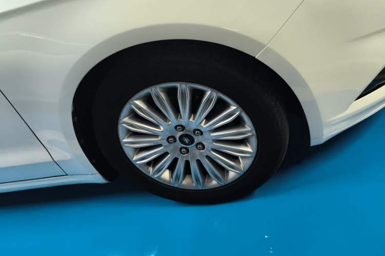 Used Ford Mondeo 2013 2.0L GTDi 200 Fashion Edition Right Front Wheel Hub