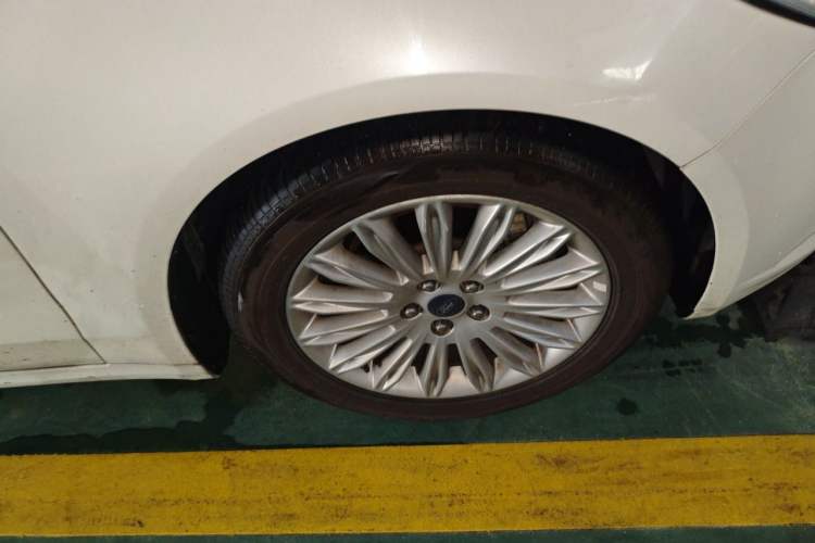 Used Ford Mondeo 2013 2.0L GTDi 200 Fashion Edition Right Front Wheel Hub