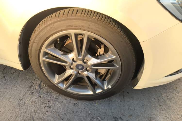 Used Ford Mondeo 2013 2.0L GTDi240 Luxury Sport Model Right Front Wheel Hub