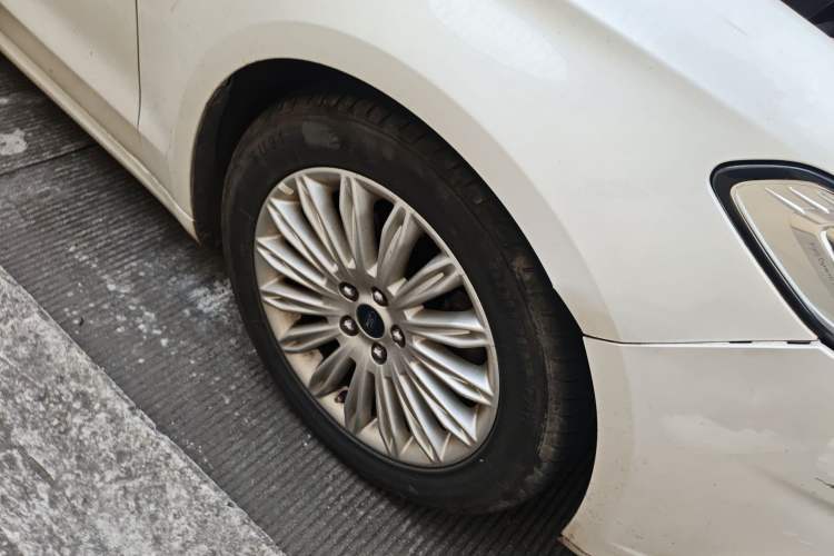 Used Ford Mondeo 2013 2.0L GTDi 200 Luxury Model Right Front Wheel Hub