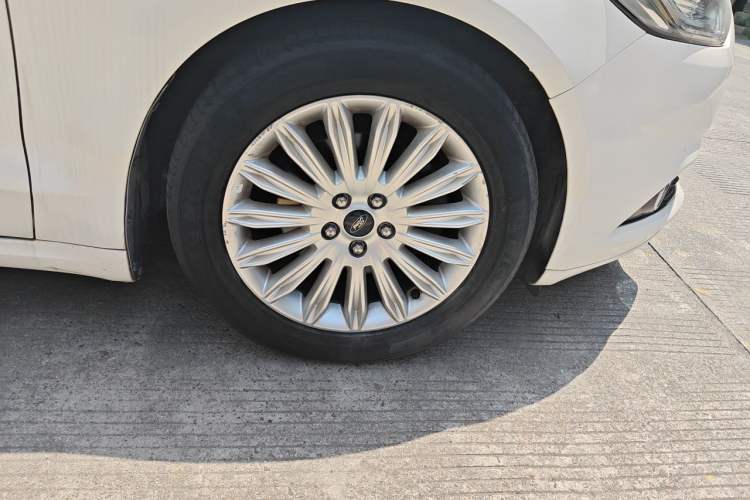 Used Ford Mondeo 2013 2.0L GTDi 200 Luxury Model Right Front Wheel Hub