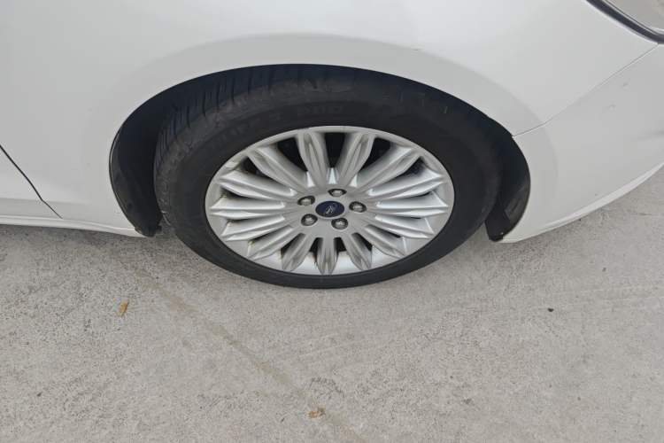 Used Ford Mondeo 2013 2.0L GTDi 200 Luxury Model Right Front Wheel Hub