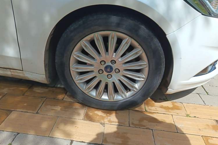 Used Ford Mondeo 2013 2.0L GTDi240 Luxury Sport Model Right Front Wheel Hub