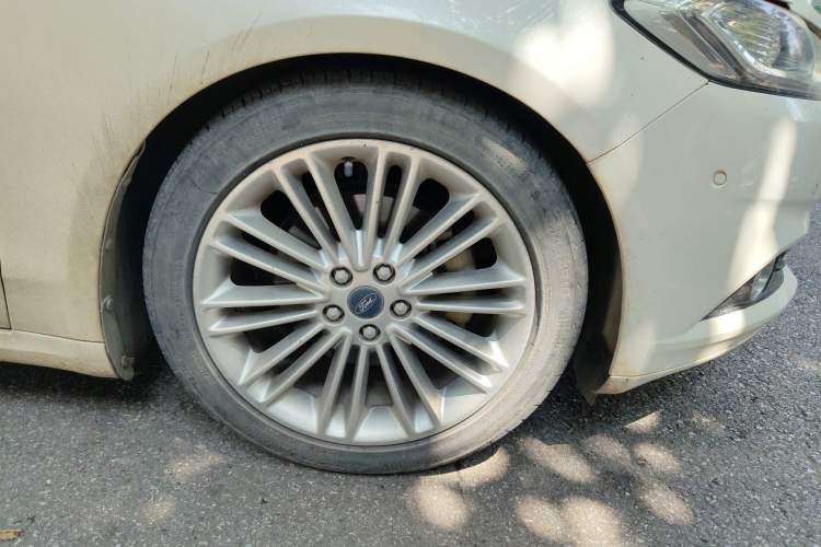 Used Ford Mondeo 2013 2.0L GTDi240 Ultimate Edition Right Front Wheel Hub