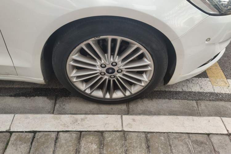 Used Ford Mondeo 2013 2.0L GTDi240 Flagship Edition Right Front Wheel Hub