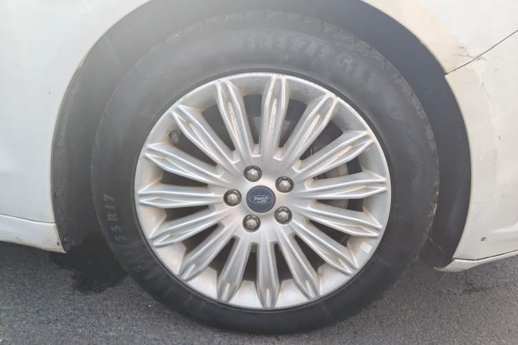 Used Ford Mondeo 2013 2.0L GTDi 200 Luxury Model Right Front Wheel Hub