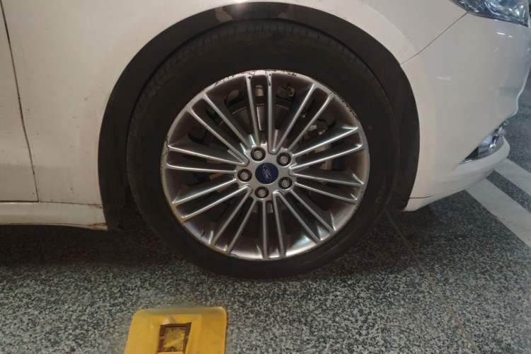 Used Ford Mondeo 2013 2.0L GTDi240 Ultimate Edition Right Front Wheel Hub
