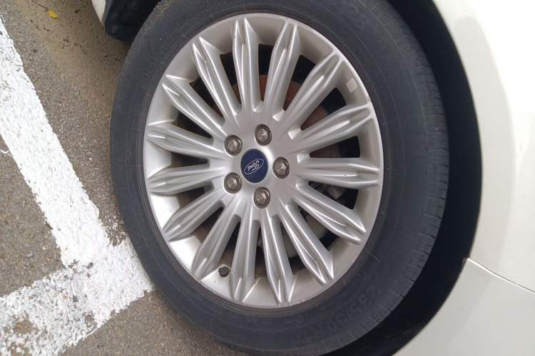 Used Ford Mondeo 2013 2.0L GTDi 200 Fashion Edition Right Front Wheel Hub