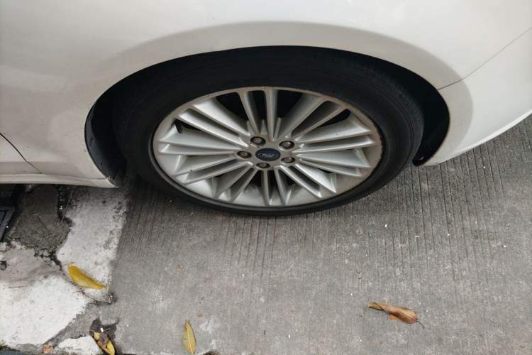 Used Ford Mondeo 2013 2.0L GTDi240 Flagship Edition Right Front Wheel Hub