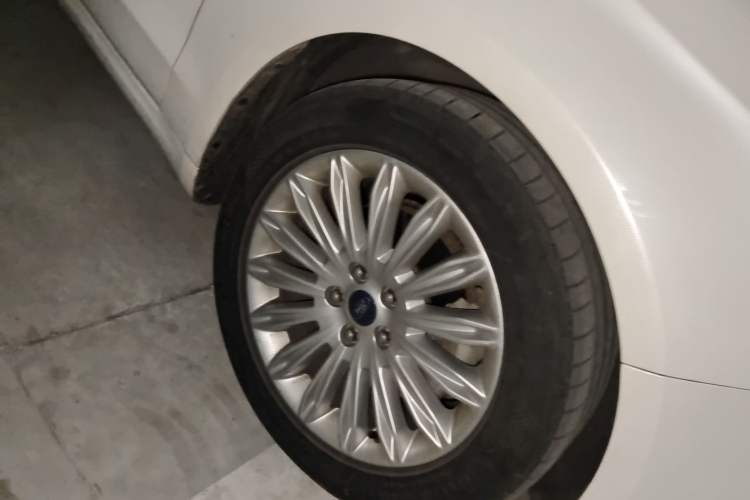Used Ford Mondeo 2013 2.0L GTDi 200 Fashion Edition Right Front Wheel Hub