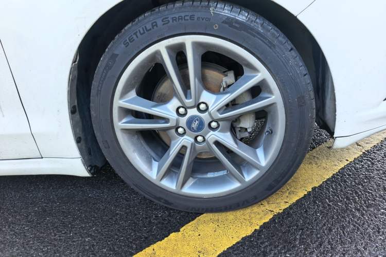 Used Ford Mondeo 2013 2.0L GTDi240 Luxury Sport Model Right Front Wheel Hub