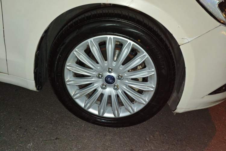 Used Ford Mondeo 2013 2.0L GTDi 200 Fashion Edition Right Front Wheel Hub