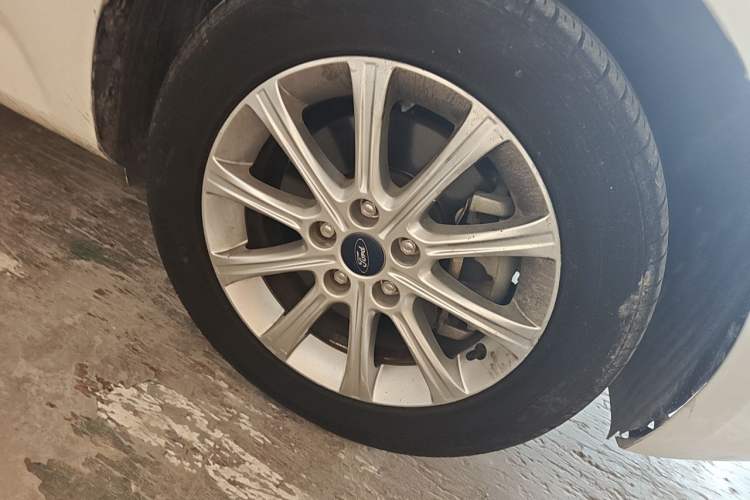 Used Ford Mondeo 2013 2.3L Fashion Edition Right Front Wheel Hub