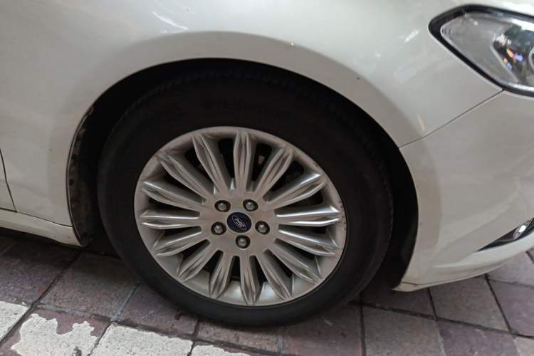 Used Ford Mondeo 2013 2.0L GTDi 200 Fashion Edition Right Front Wheel Hub