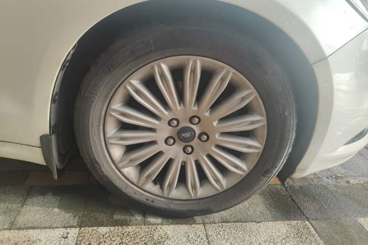 Used Ford Mondeo 2013 2.0L GTDi 200 Luxury Model Right Front Wheel Hub