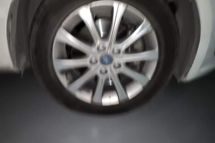 Used Ford Mondeo 2013 2.3L Fashion Edition Right Front Wheel Hub