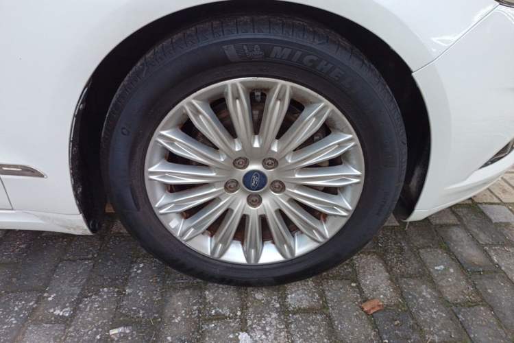Used Ford Mondeo 2013 2.0L GTDi 200 Fashion Edition Right Front Wheel Hub