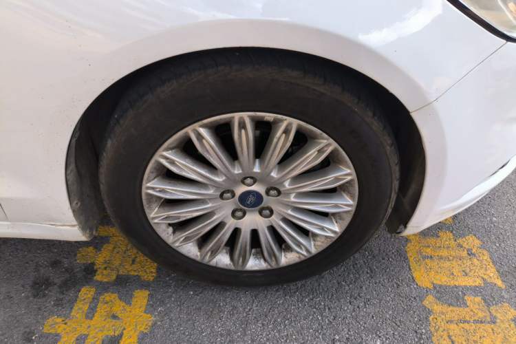 Used Ford Mondeo 2013 2.0L GTDi 200 Fashion Edition Right Front Wheel Hub