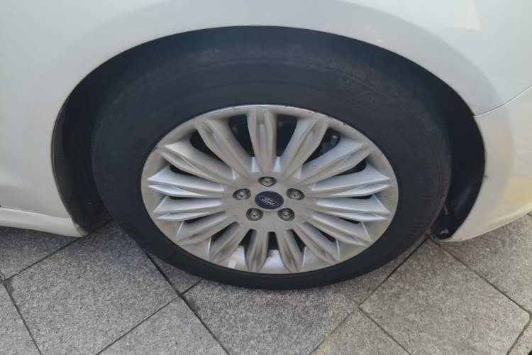 Used Ford Mondeo 2013 2.0L GTDi 200 Fashion Edition Right Front Wheel Hub