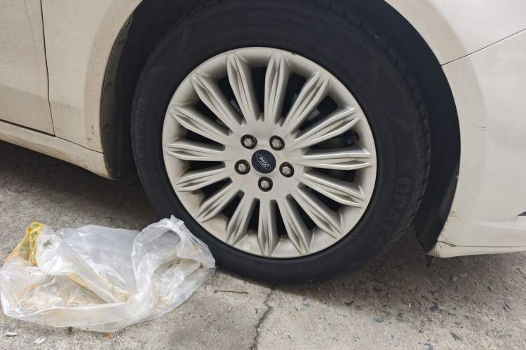 Used Ford Mondeo 2013 2.0L GTDi 200 Fashion Edition Right Front Wheel Hub
