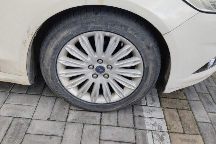 Used Ford Mondeo 2013 2.0L GTDi 200 Fashion Edition Right Front Wheel Hub