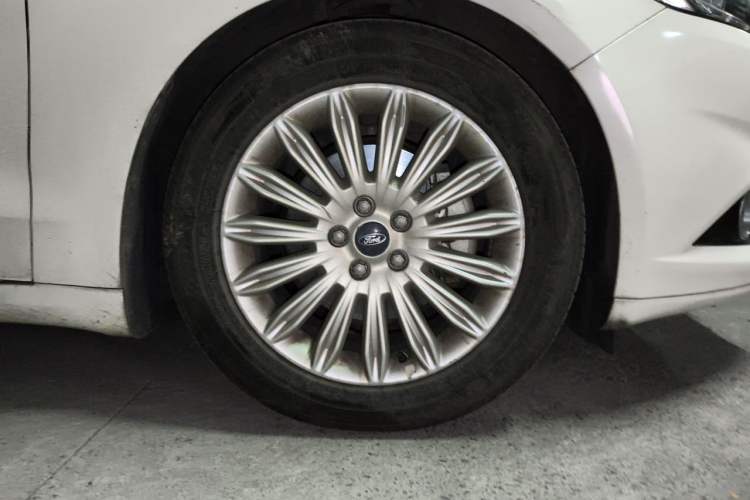 Used Ford Mondeo 2013 2.0L GTDi 200 Luxury Model Right Front Wheel Hub