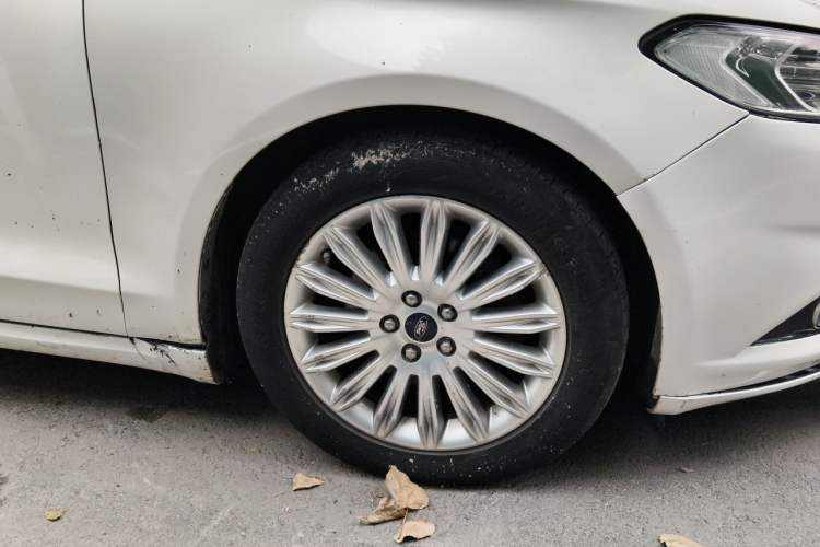 Used Ford Mondeo 2013 2.0L GTDi 200 Fashion Edition Right Front Wheel Hub