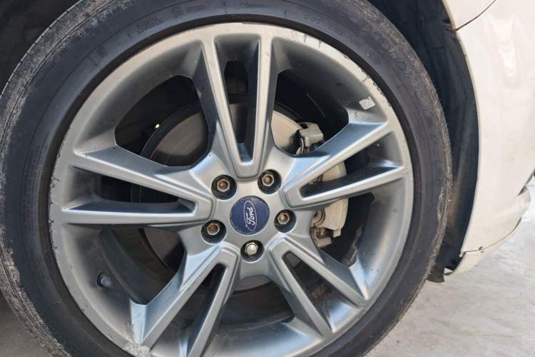 Used Ford Mondeo 2013 2.0L GTDi240 Luxury Sport Model Right Front Wheel Hub