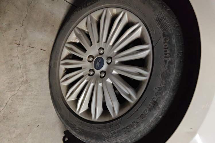 Used Ford Mondeo 2013 2.0L GTDi 200 Fashion Edition Right Front Wheel Hub
