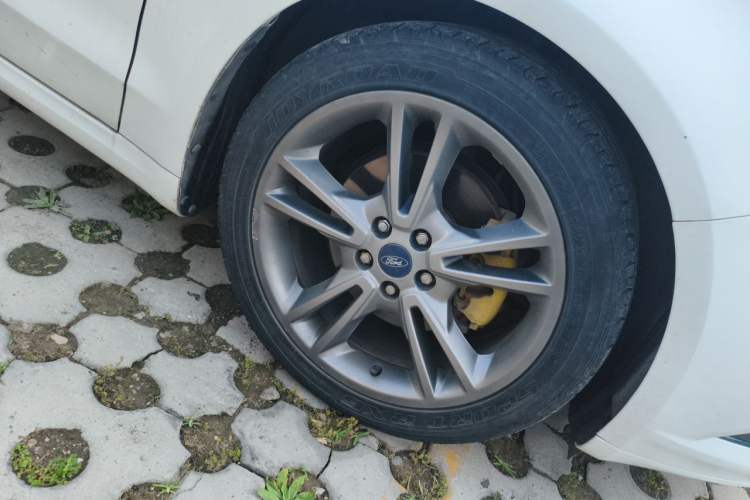 Used Ford Mondeo 2013 2.0L GTDi 200 Luxury Model Right Front Wheel Hub
