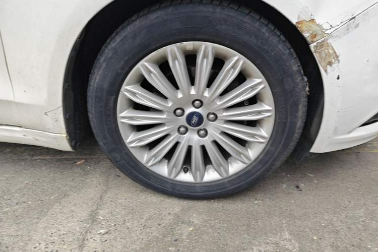 Used Ford Mondeo 2013 2.0L GTDi 200 Fashion Edition Right Front Wheel Hub