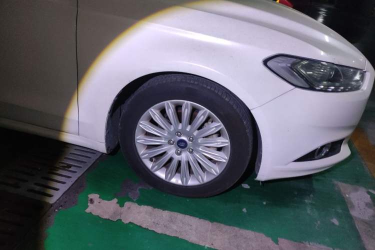 Used Ford Mondeo 2013 2.0L GTDi 200 Luxury Model Right Front Wheel Hub