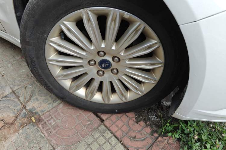 Used Ford Mondeo 2013 2.0L GTDi 200 Fashion Edition Right Front Wheel Hub