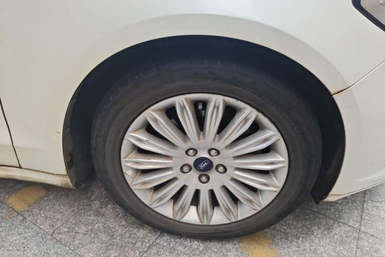Used Ford Mondeo 2013 2.0L GTDi 200 Fashion Edition Right Front Wheel Hub