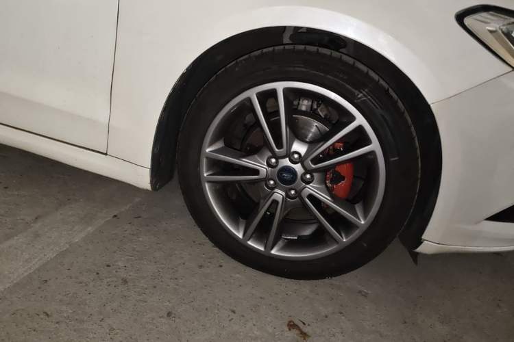 Used Ford Mondeo 2013 2.0L GTDi240 Luxury Sport Model Right Front Wheel Hub