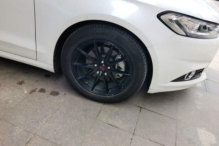Used Ford Mondeo 2013 2.0L GTDi 200 Fashion Edition Right Front Wheel Hub