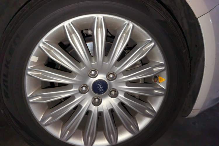Used Ford Mondeo 2013 2.0L GTDi 200 Fashion Edition Right Front Wheel Hub