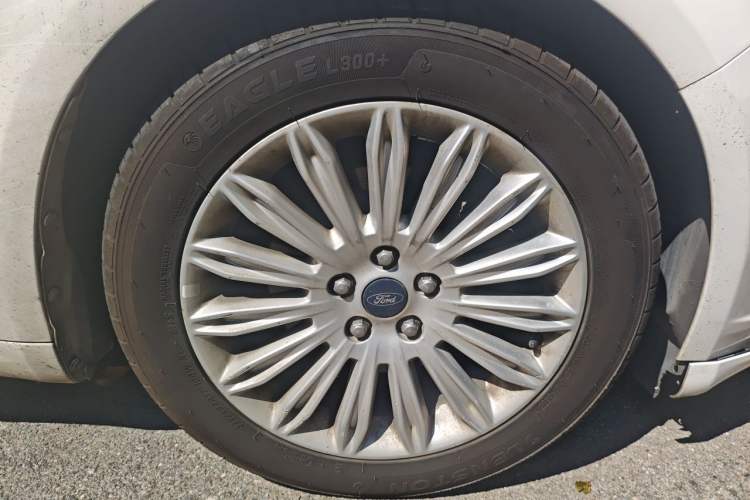 Used Ford Mondeo 2013 2.0L GTDi 200 Fashion Edition Right Front Wheel Hub