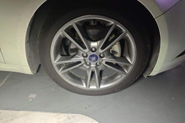 Used Ford Mondeo 2013 2.0L GTDi240 Luxury Sport Model Right Front Wheel Hub