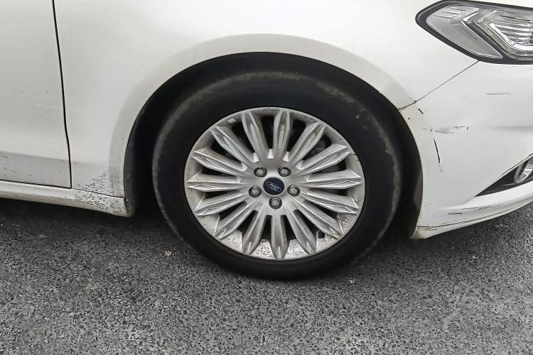 Used Ford Mondeo 2013 2.0L GTDi 200 Luxury Model Right Front Wheel Hub