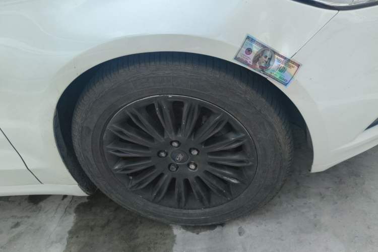 Used Ford Mondeo 2013 2.0L GTDi 200 Fashion Edition Right Front Wheel Hub