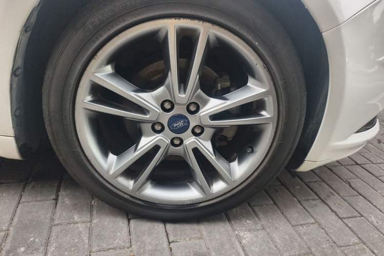 Used Ford Mondeo 2013 2.0L GTDi240 Luxury Sport Model Right Front Wheel Hub