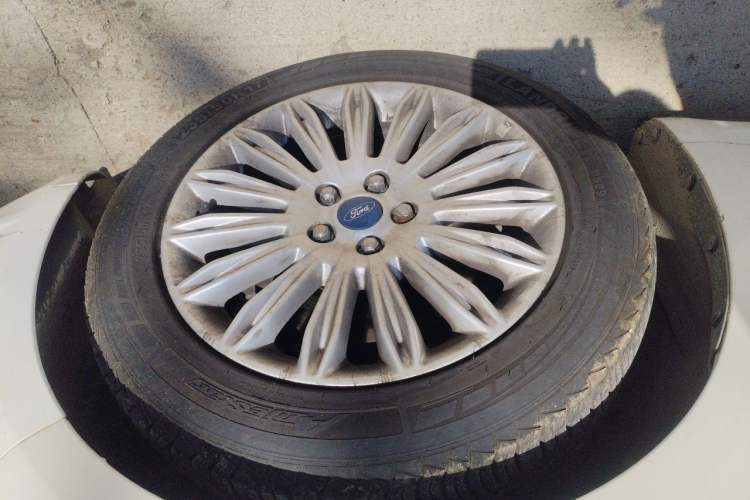 Used Ford Mondeo 2013 2.0L GTDi 200 Luxury Model Right Front Wheel Hub